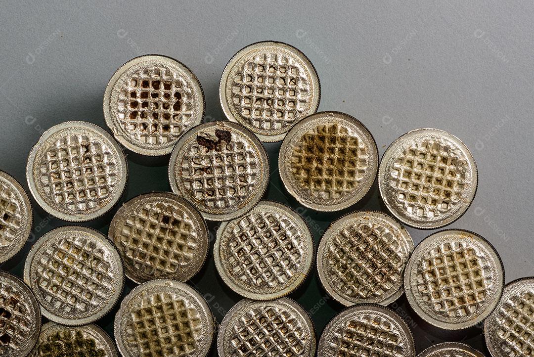 Xícara Café Rodeada Cápsulas de Café Usadas na Mesa Madeira Imagem JPG