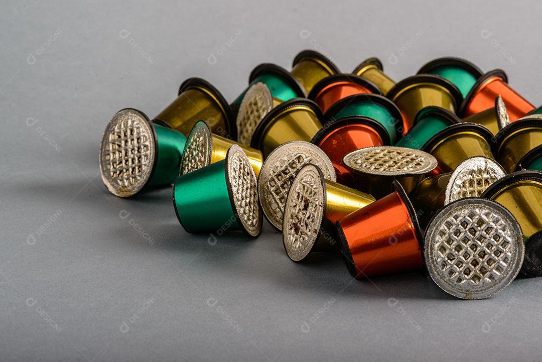 Xícara Café Rodeada Cápsulas de Café Usadas na Mesa Madeira Imagem JPG