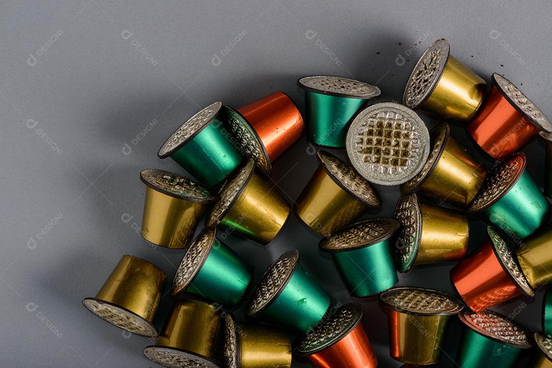 Xícara Café Rodeada Cápsulas de Café Usadas na Mesa Madeira Imagem JPG