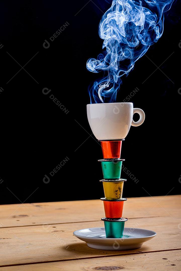 Xícara Café Rodeada Cápsulas de Café Usadas na Mesa Madeira Imagem JPG