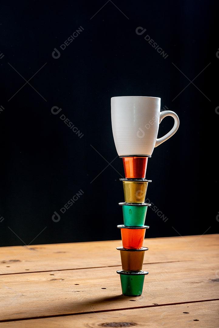 Xícara Café Rodeada Cápsulas de Café Usadas na Mesa Madeira Imagem JPG