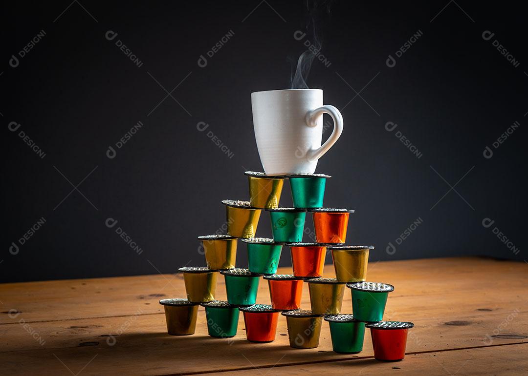 Xícara Café Rodeada Cápsulas de Café Usadas na Mesa Madeira Imagem JPG