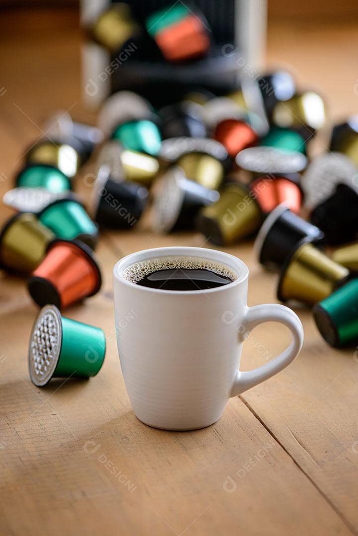 Xícara Café Rodeada Cápsulas de Café Usadas na Mesa Madeira Imagem JPG