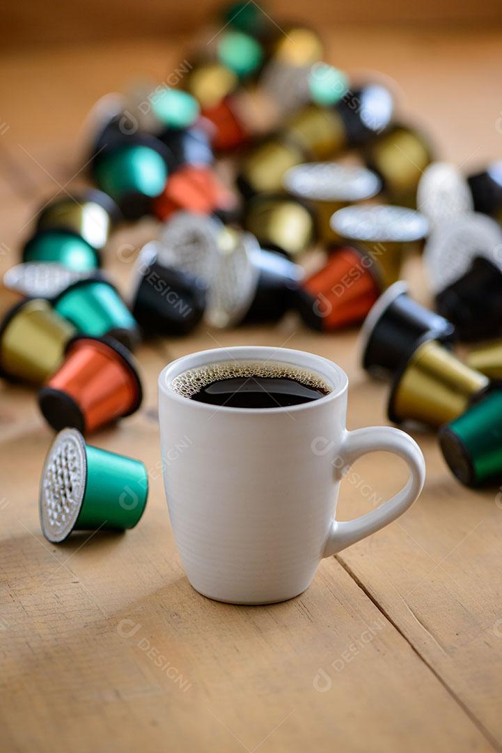 Xícara Café Rodeada Cápsulas de Café Usadas na Mesa Madeira Imagem JPG