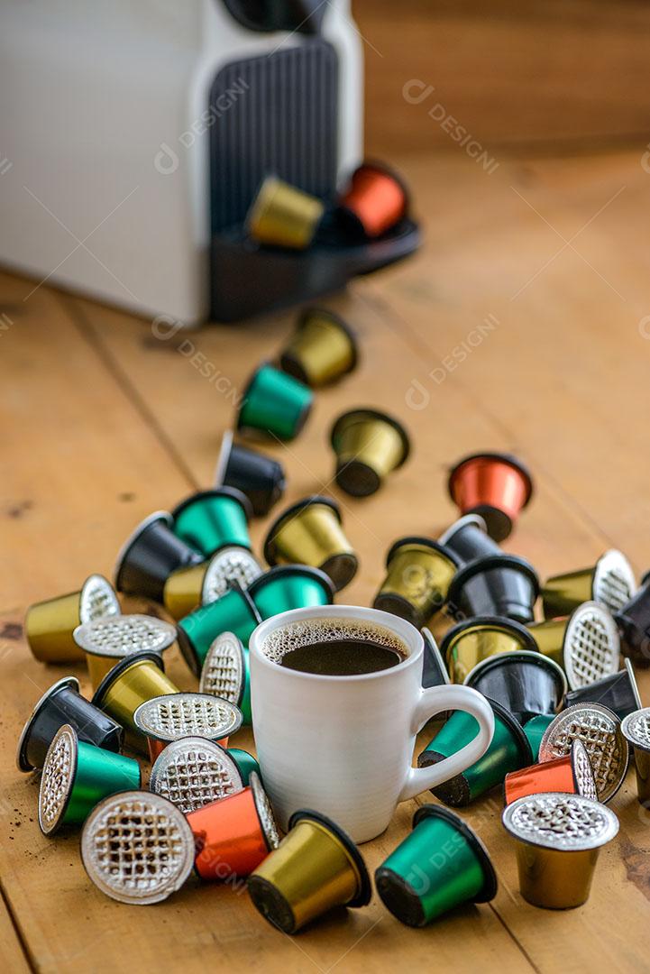 Xícara Café Rodeada Cápsulas de Café Usadas na Mesa Madeira Imagem JPG
