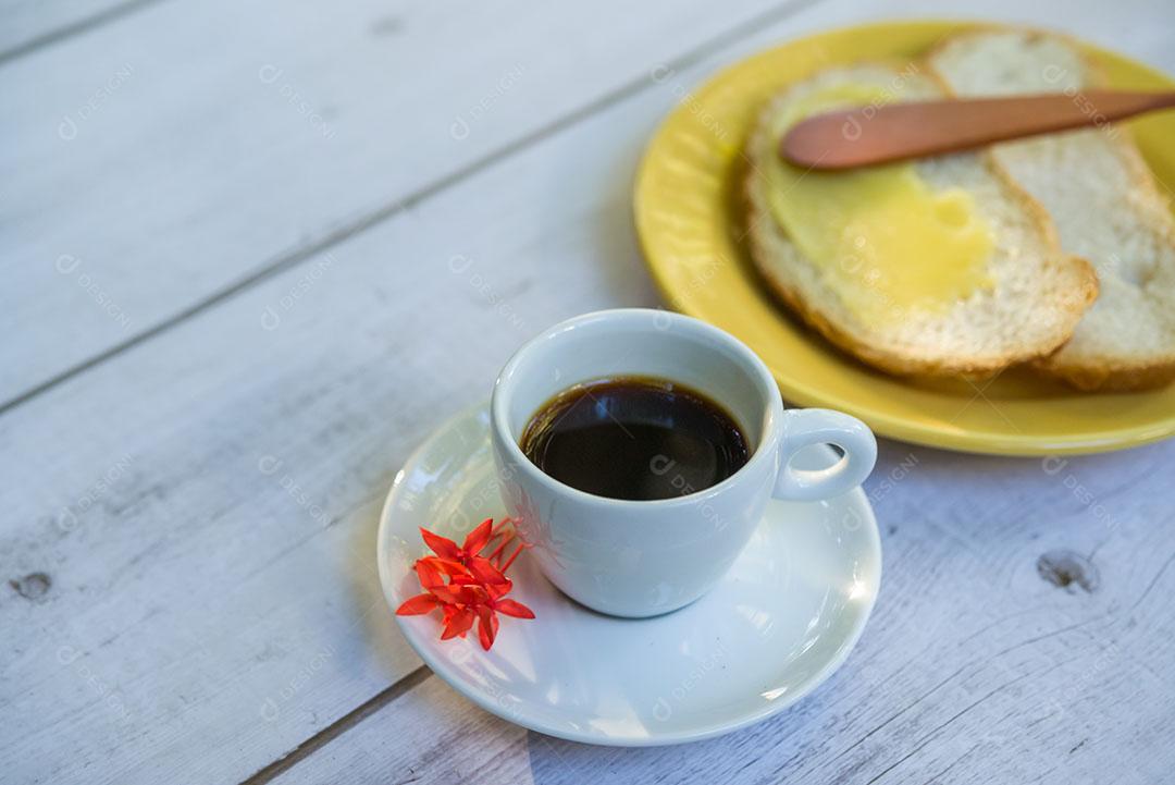 Manteiga no Pão Fatiado Espátula Madeira Prato Amarelo Lado Xícara de Café Imagem JPG