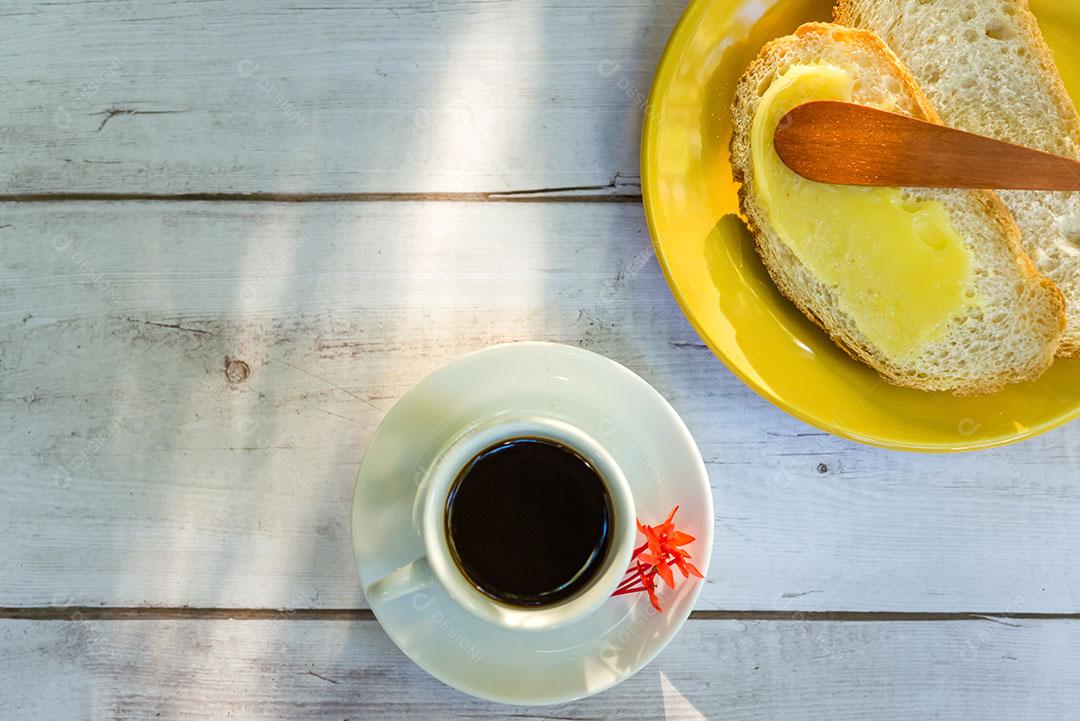 Manteiga no Pão Fatiado Espátula Madeira Prato Amarelo Lado Xícara de Café Imagem JPG