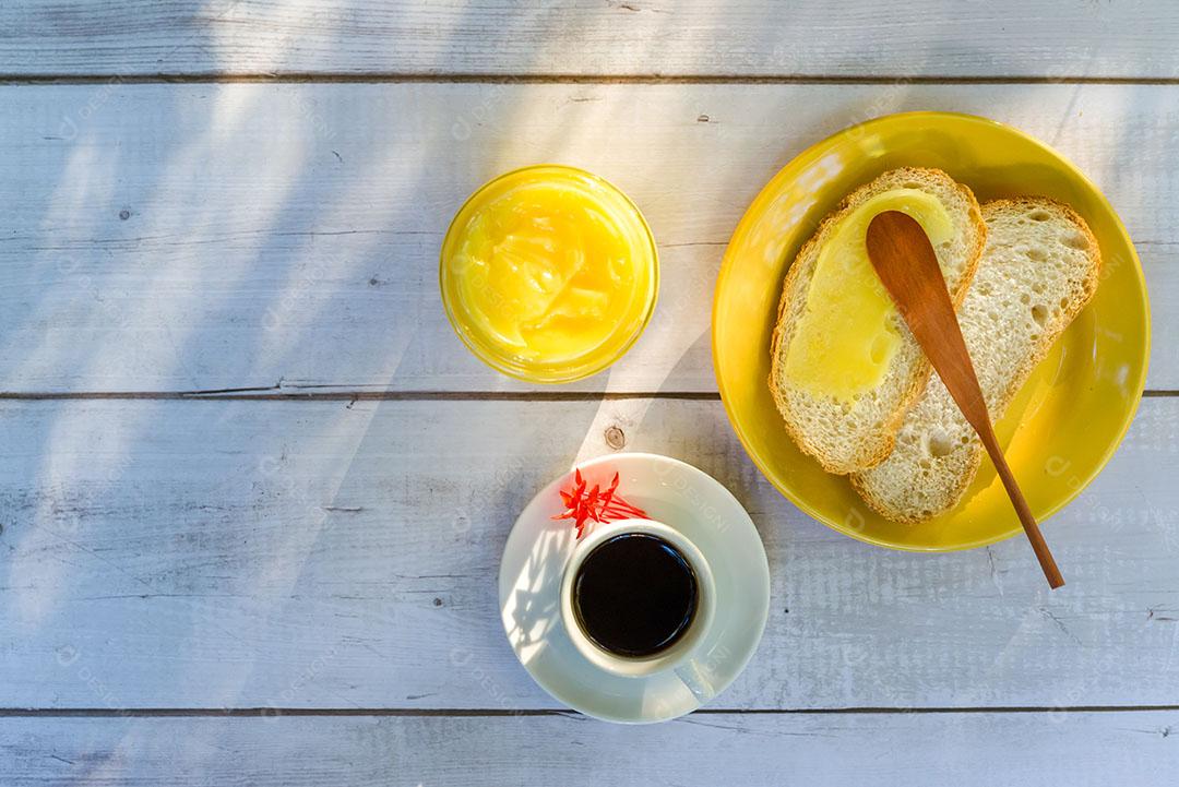 Manteiga no Pão Fatiado Espátula Madeira Prato Amarelo Lado Xícara de Café Imagem JPG