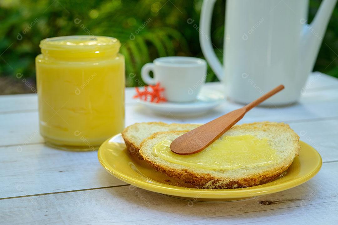 Manteiga no Pão Fatiado Espátula Madeira Prato Amarelo Lado Xícara de Café Imagem JPG