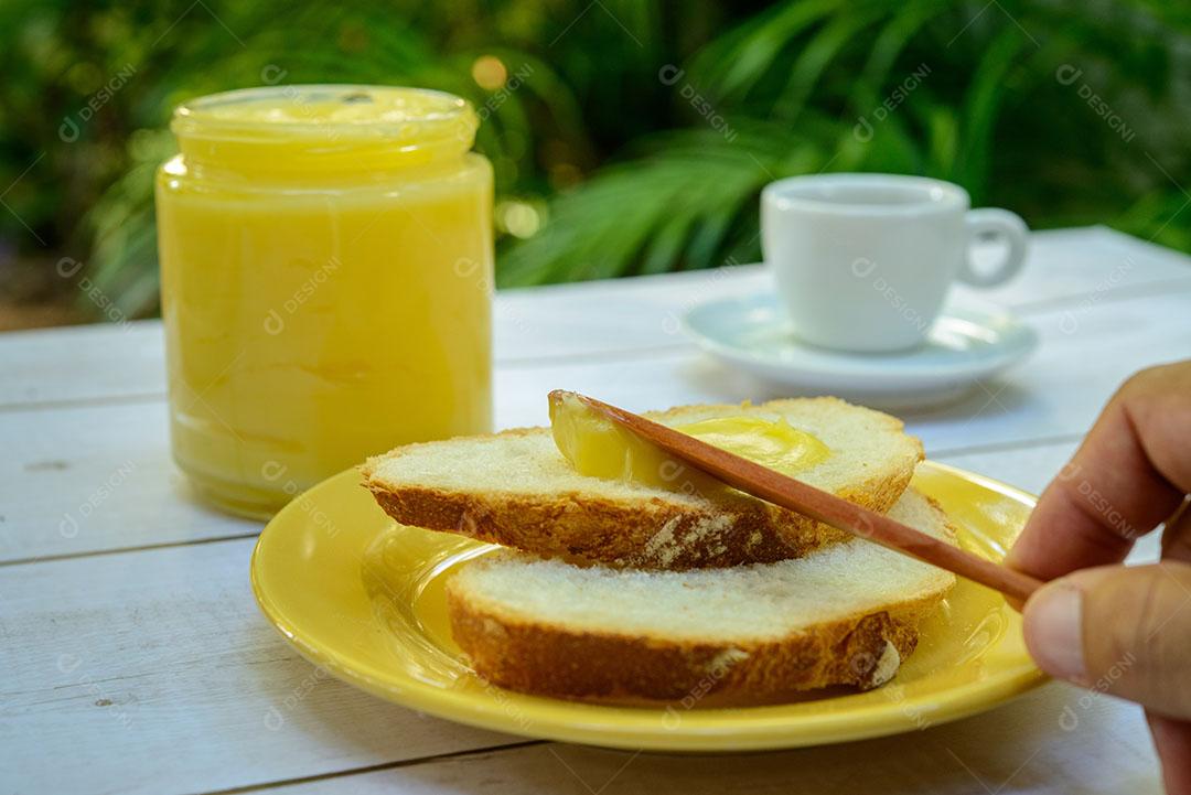 Manteiga no Pão Fatiado Espátula Madeira Prato Amarelo Lado Xícara de Café Imagem JPG