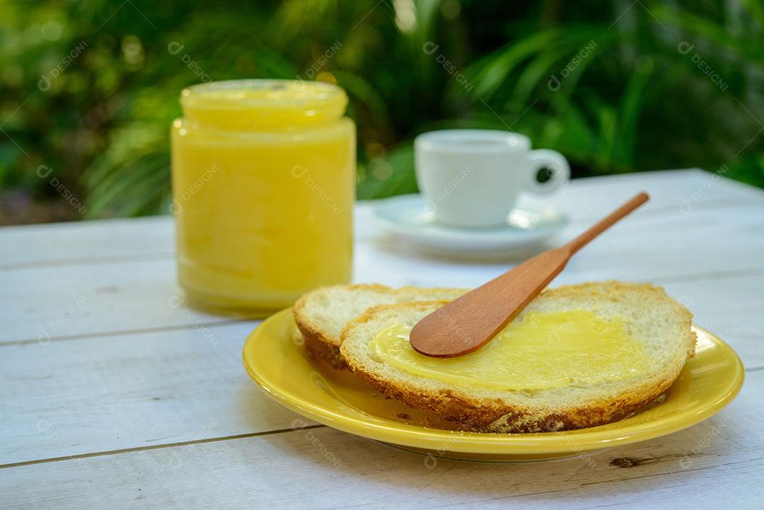 Manteiga no Pão Fatiado Espátula Madeira Prato Amarelo Lado Xícara de Café Imagem JPG