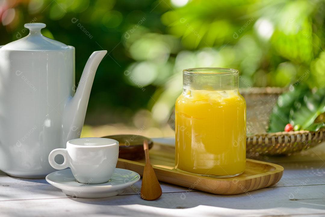 Manteiga no Pão Fatiado Espátula Madeira Prato Amarelo Lado Xícara de Café Imagem JPG