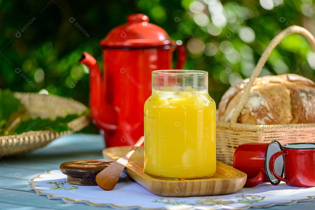 Manteiga no Pão Fatiado Espátula Madeira Prato Amarelo Lado Xícara de Café Imagem JPG