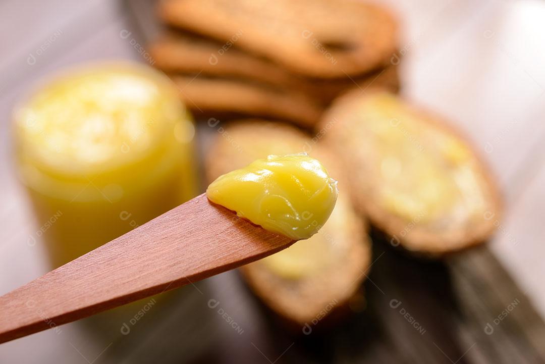 Manteiga no Pão Fatiado Espátula Madeira Prato Amarelo Lado Xícara de Café Imagem JPG