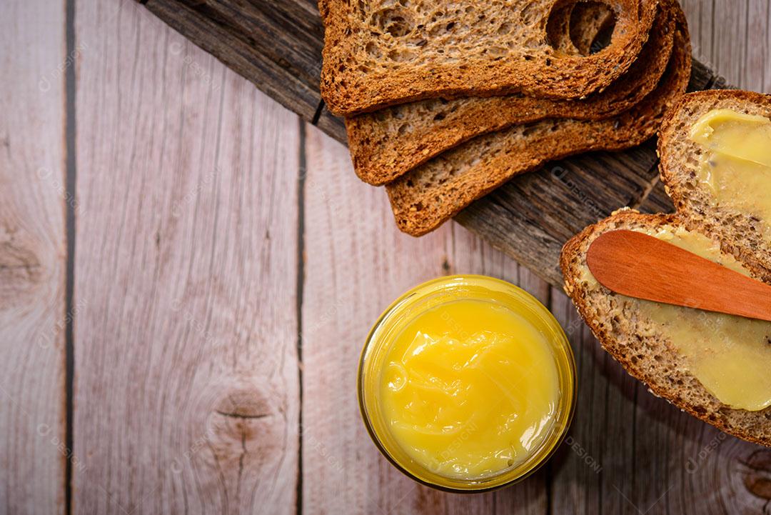 Manteiga no Pão Fatiado Espátula Madeira Prato Amarelo Lado Xícara de Café Imagem JPG