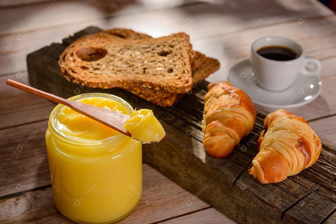 Manteiga no Pão Fatiado Espátula Madeira Prato Amarelo Lado Xícara de Café Imagem JPG