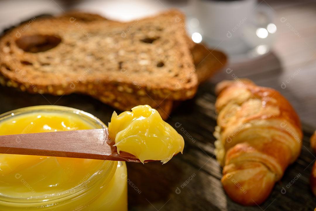 Manteiga no Pão Fatiado Espátula Madeira Prato Amarelo Lado Xícara de Café Imagem JPG