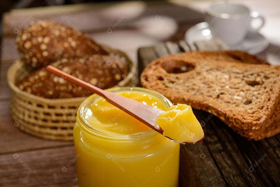 Manteiga no Pão Fatiado Espátula Madeira Prato Amarelo Lado Xícara de Café Imagem JPG