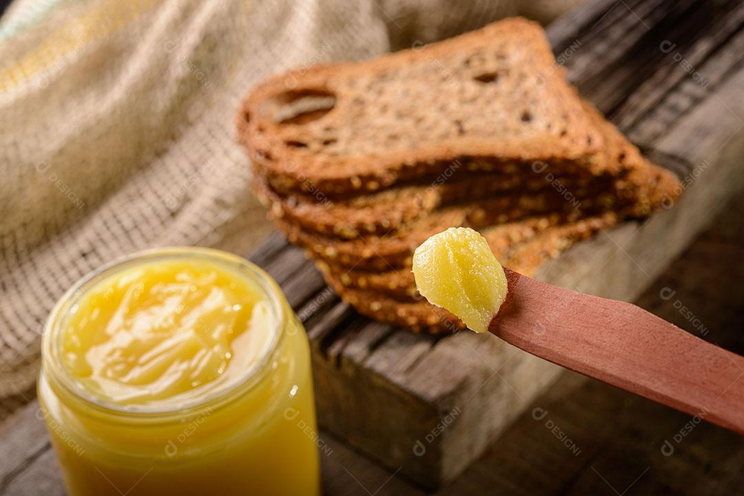 Manteiga no Pão Fatiado Espátula Madeira Prato Amarelo Lado Xícara de Café Imagem JPG