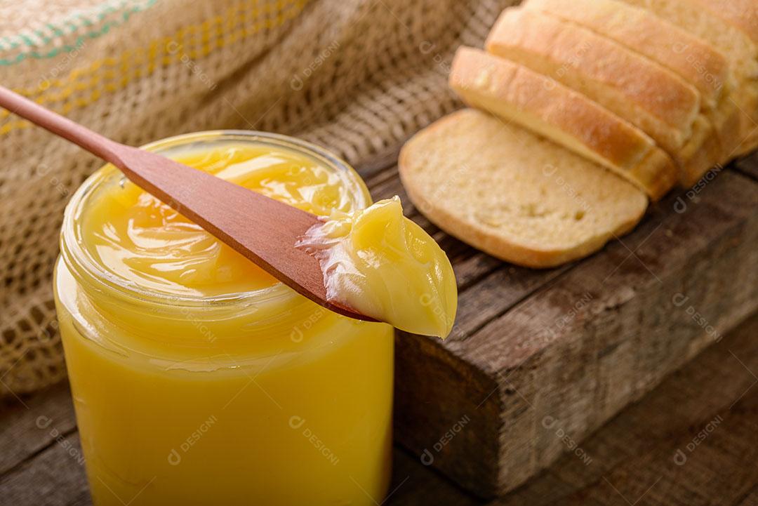 Manteiga no Pão Fatiado Espátula Madeira Prato Amarelo Lado Xícara de Café Imagem JPG
