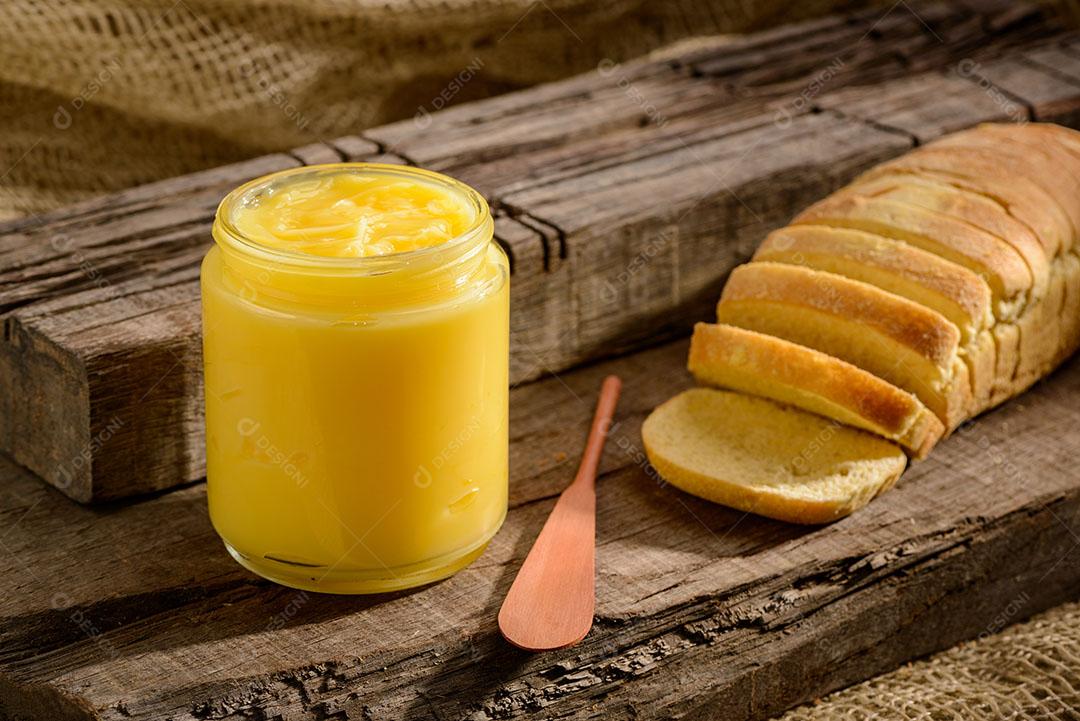 Manteiga no Pão Fatiado Espátula Madeira Prato Amarelo Lado Xícara de Café Imagem JPG