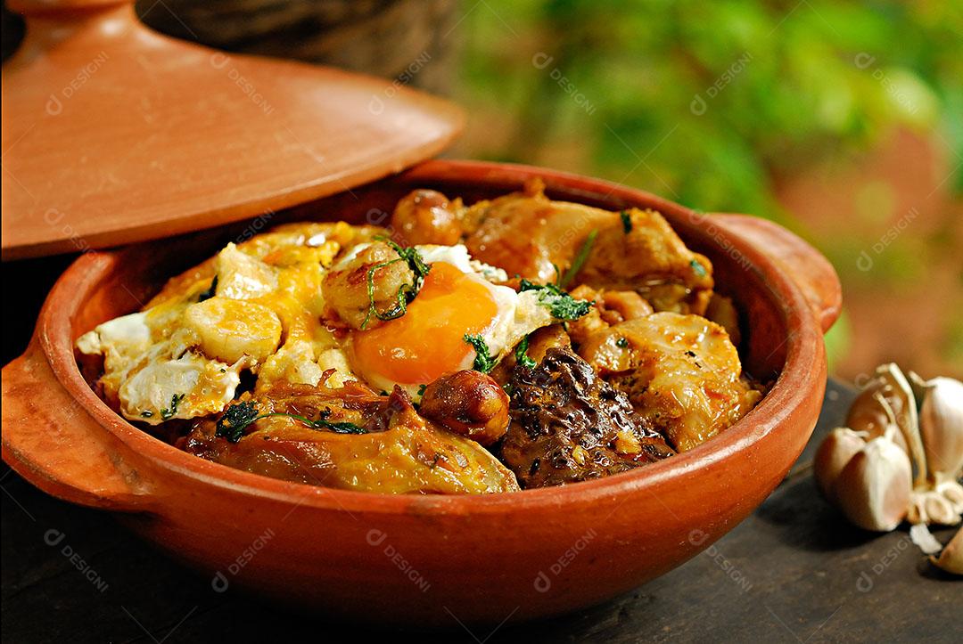 Frango Ave na Tigela Barro Cozinha Tradicional Nordeste do Brasil Imagem JPG