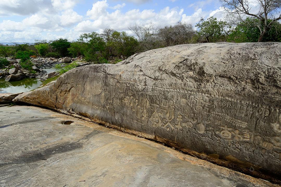 Pedra Itacoatiara Com Escrita Antiga Imagem JPG