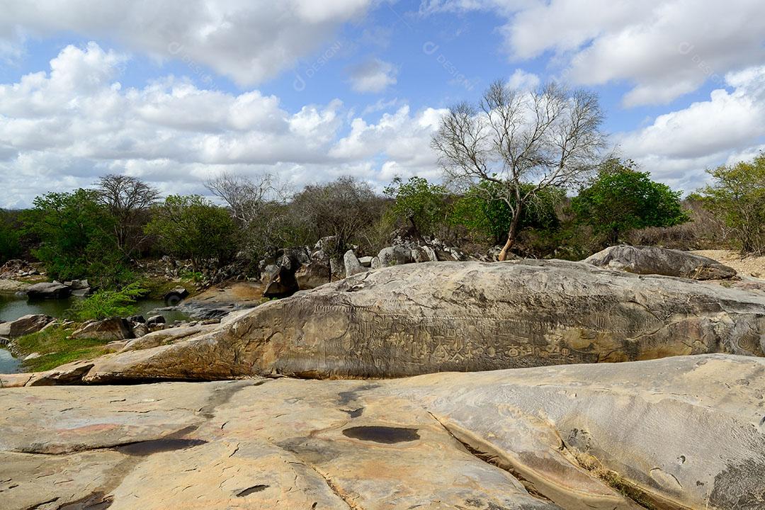 Pedra Itacoatiara Com Escrita Antiga Imagem JPG