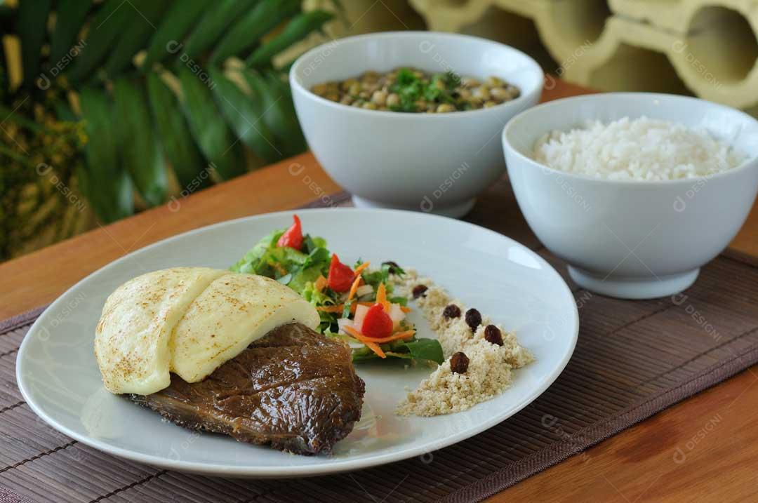 Carnes De Sol Com Queijo Coalho Torrado, Acompanhadas De Feijão, Arroz, Salada E Farinha