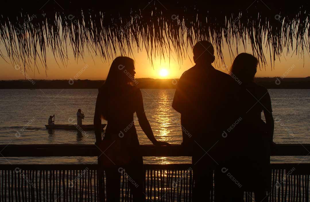 Foto Praia Com 3 Pessoas Em Por Do Sol Imagem JPG