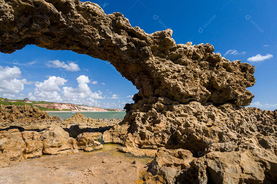 Foto Pedra Perfurada na Praia do Amor Céu Nublado Imagem JPG