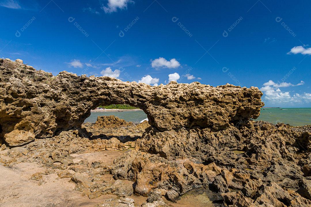 Foto Pedra Perfurada na Praia do Amor Céu Nublado Imagem JPG