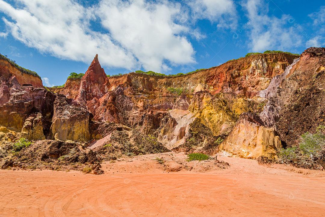 Foto Penhascos Areia Destaque Para Pico Céu Nublado Imagem JPG