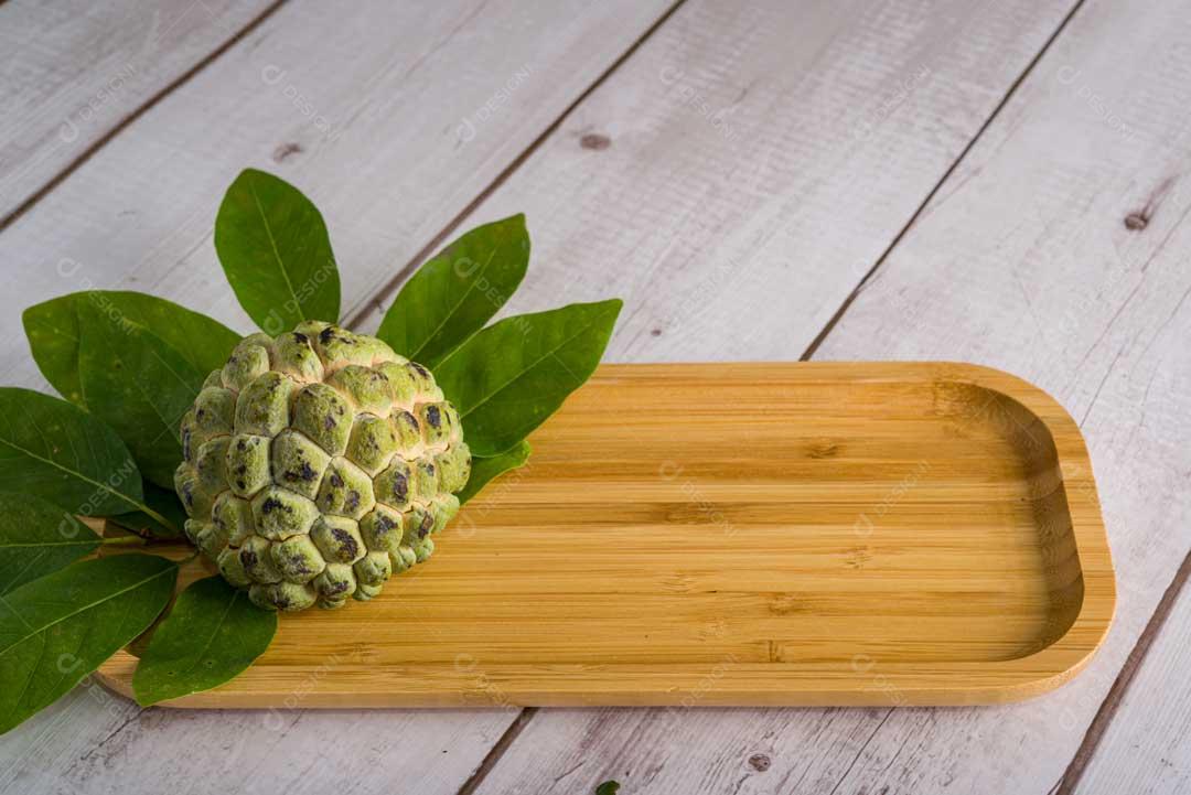 Foto Pinha Verde Na Tábua Imagem JPG