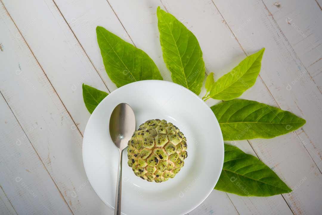 Foto Pinha Verde No Prato Com Colher Imagem JPG