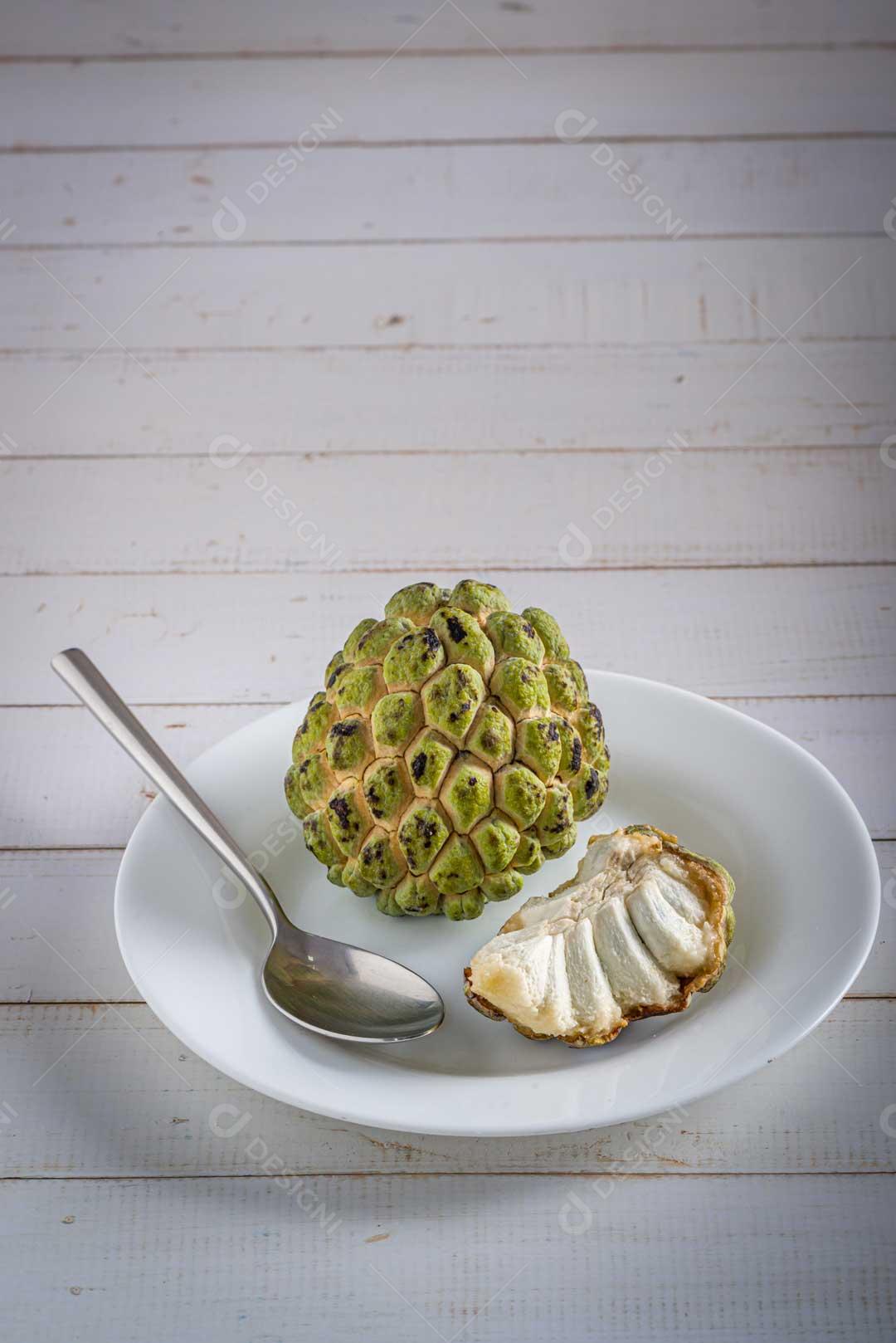 Foto Pinha Verde No Prato Com Fundo Madeira Imagem JPG