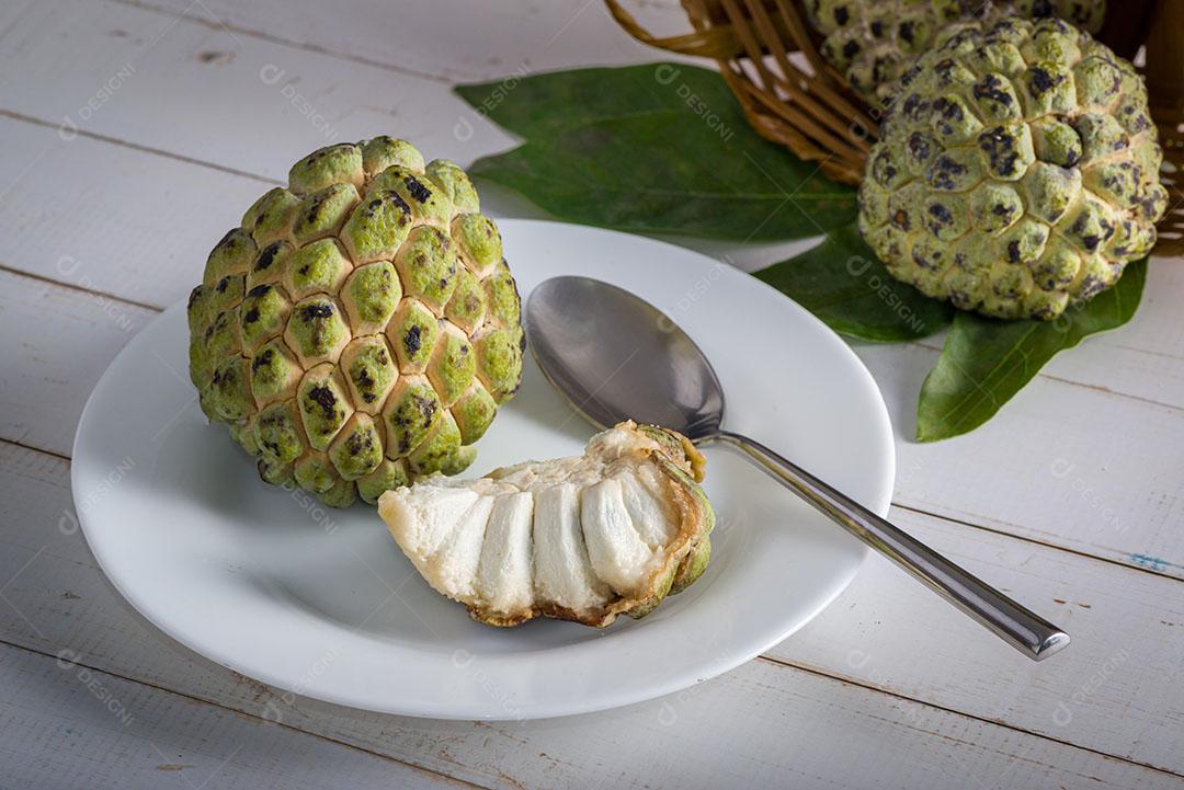 Foto Pinhas Verdes Folhas Encima Mesa Imagem JPG