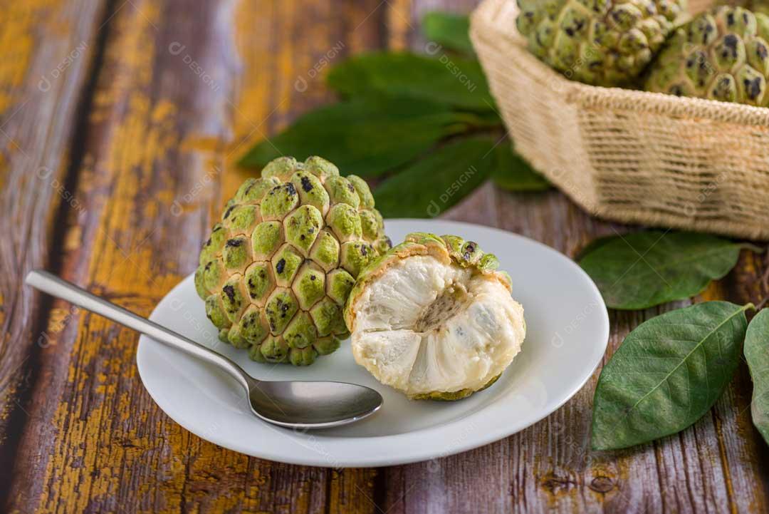 Foto Pinha Verde No Prato Branco Com Colher Imagem JPG