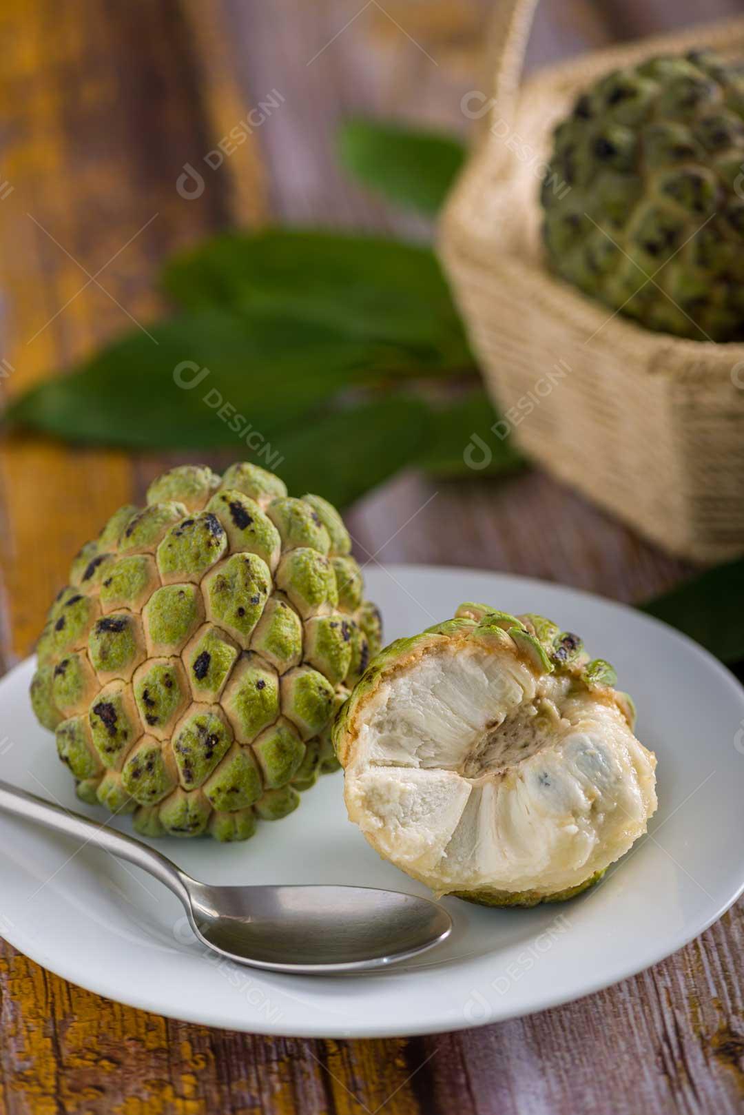 Foto Pinhas Verdes No Prato Branco Com Colher Imagem JPG