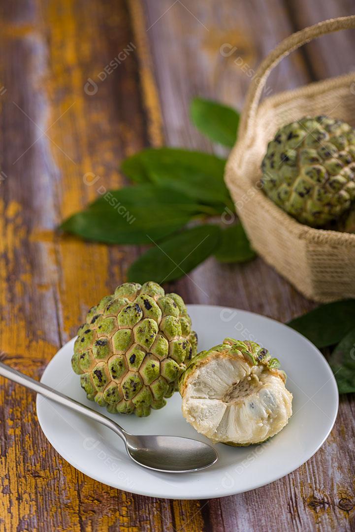 Foto Pinhas Verdes Folhas Encima Mesa Imagem JPG