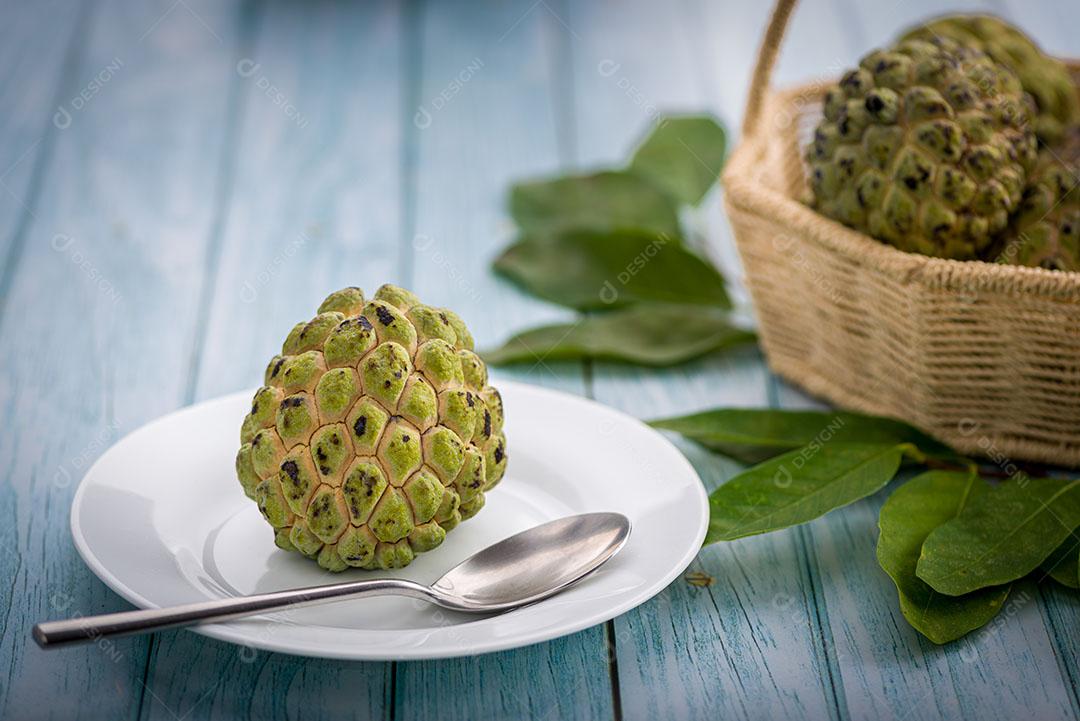 Foto Pinhas Verdes Folhas Encima Mesa Imagem JPG