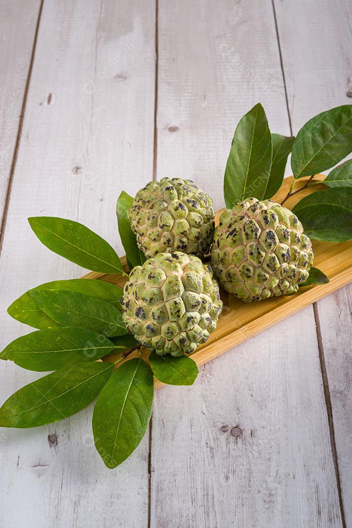 Foto Pinhas Verdes Folhas Encima Mesa Imagem JPG