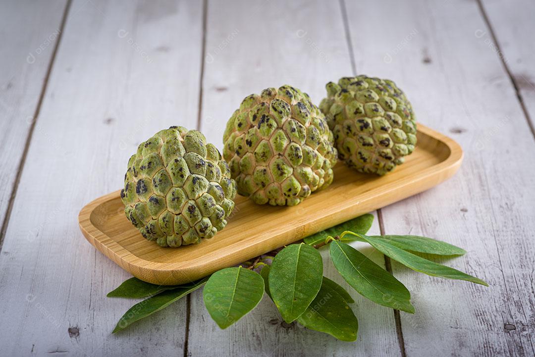 Foto Pinhas Verdes Folhas Encima Mesa Imagem JPG