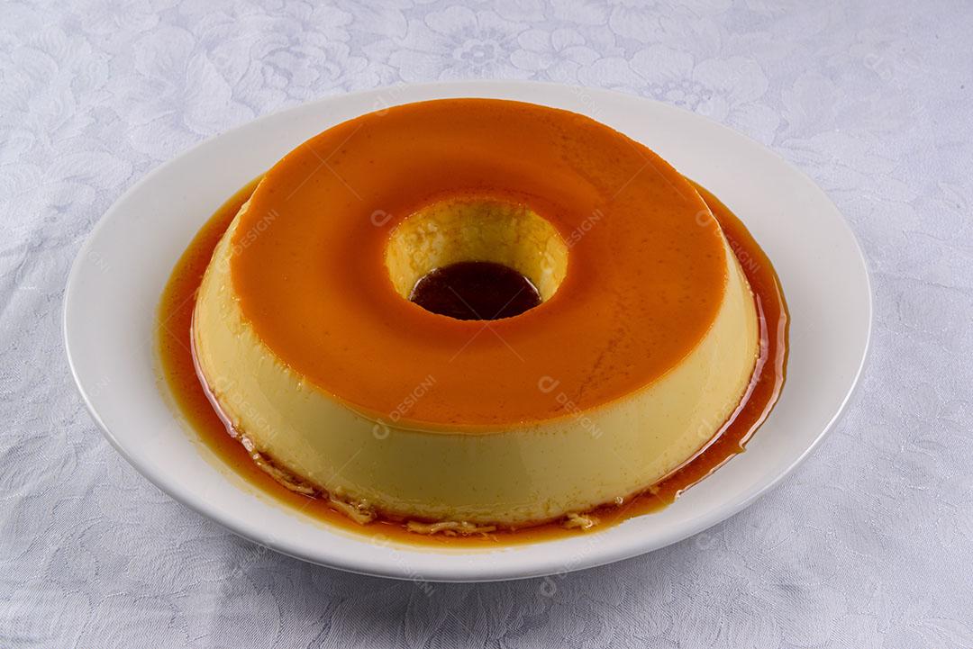 Foto Pudim Leite Prato Branco Toalha de Mesa Branca Imagem JPG