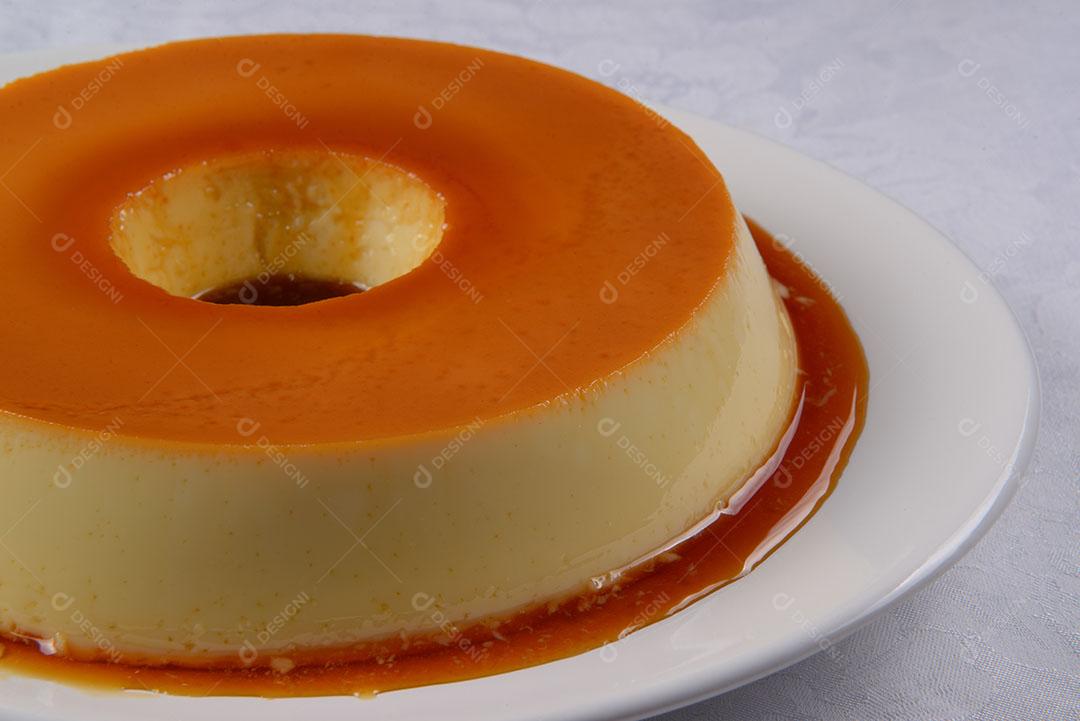 Foto Pudim Leite Prato Branco Toalha de Mesa Branca Imagem JPG