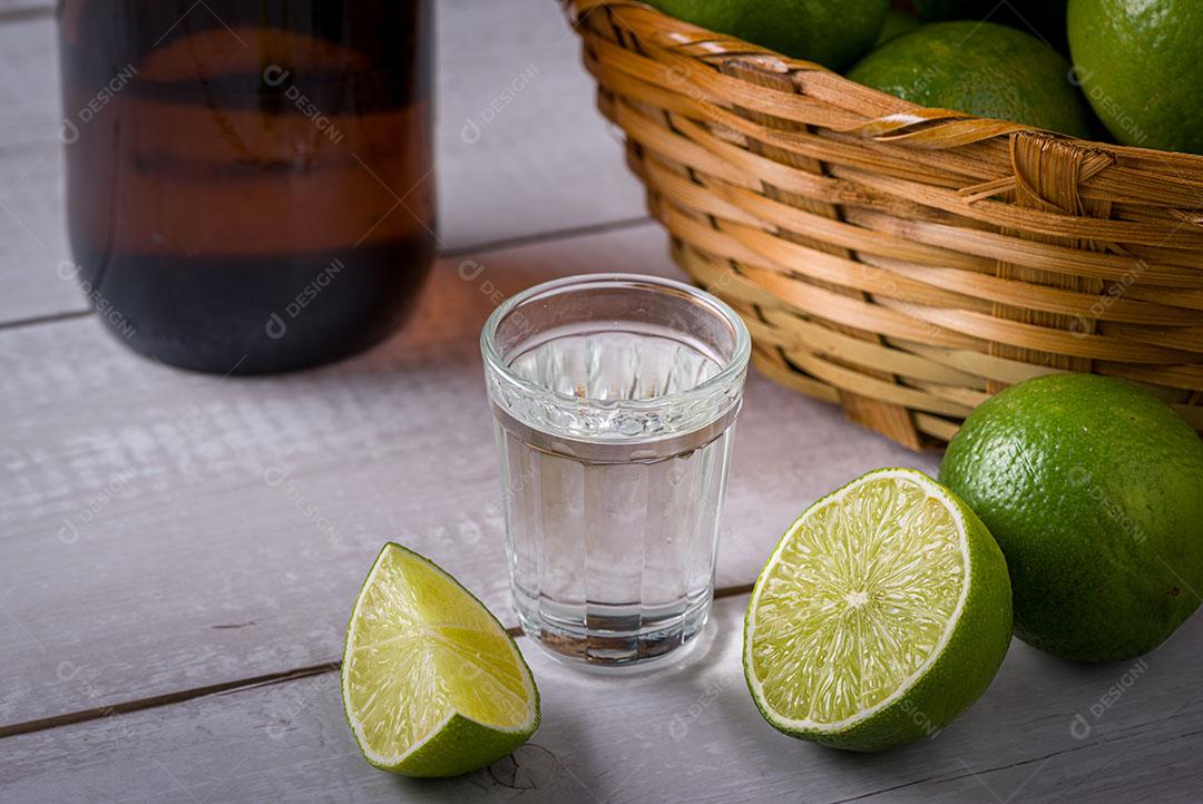 Foto Licor Cana Açúcar Pequeno Copo Limões Uma Bebida Alcoólica Forte Imagem JPG