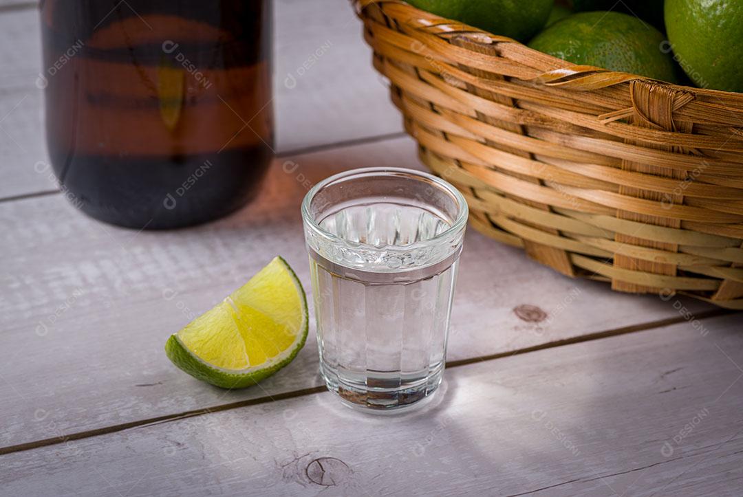 Foto Licor Cana Açúcar Pequeno Copo Limões Uma Bebida Alcoólica Forte Imagem JPG