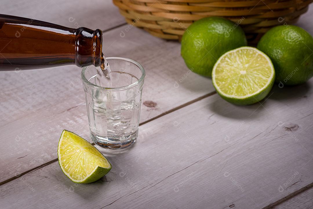 Foto Licor Cana Açúcar Pequeno Copo Limões Uma Bebida Alcoólica Forte Imagem JPG