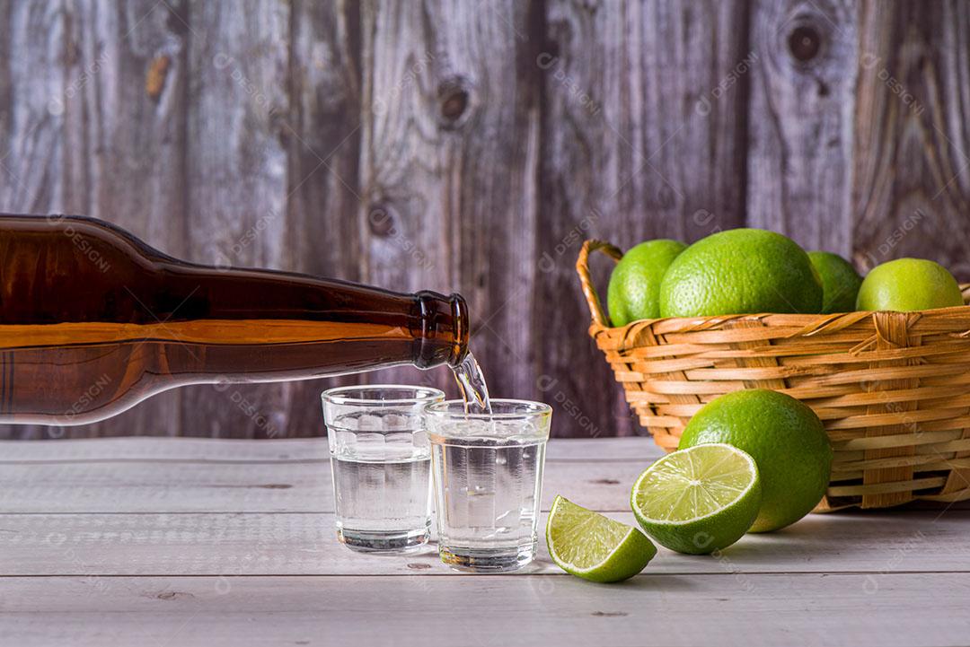 Foto Licor Cana Açúcar Pequeno Copo Limões Uma Bebida Alcoólica Forte Imagem JPG