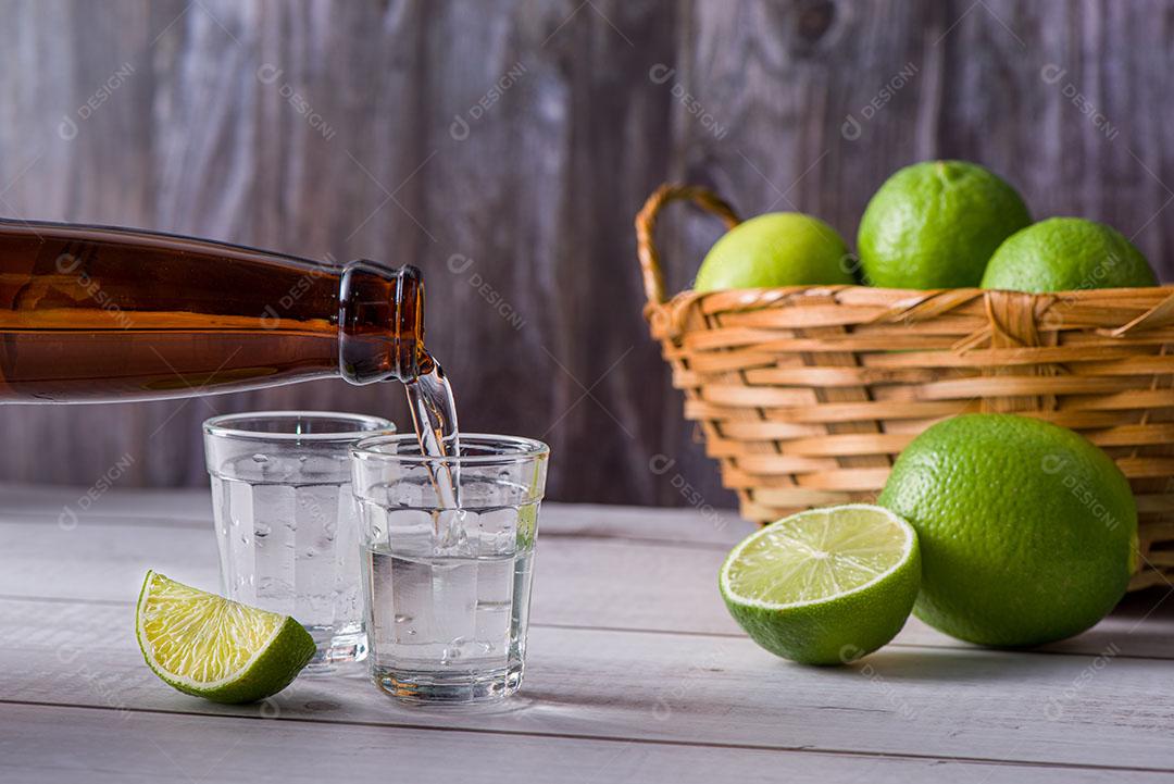 Foto Licor Cana Açúcar Pequeno Copo Limões Uma Bebida Alcoólica Forte Imagem JPG